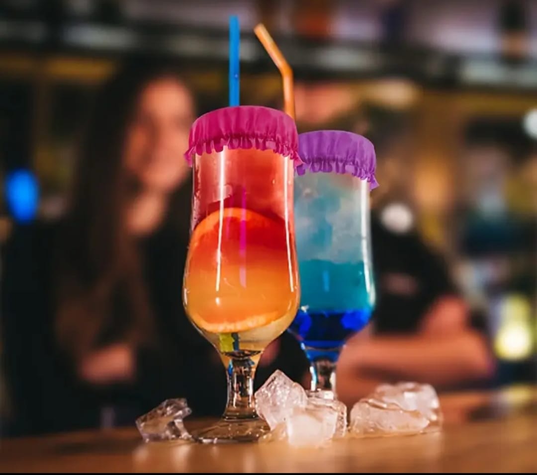 SafeCup sur cocktails colorés en soirée